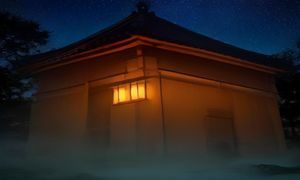 夜晚工作台，蜜桃成熟时在线相关文档与笔记，窗外城市霓虹点缀