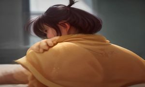 蜜桃成熟时在线主编正审阅网站导航栏目，屏幕泛着紫蓝光，背后是团队协作场景